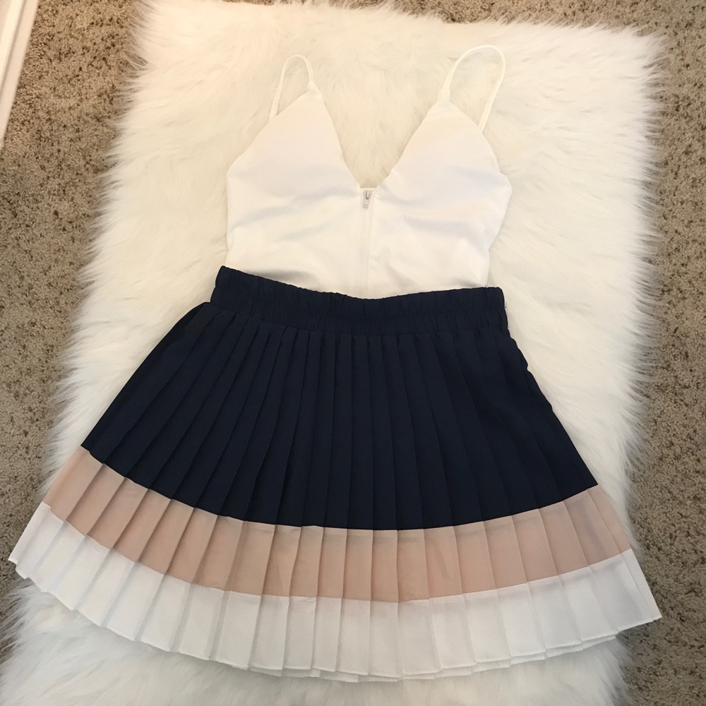 Tobi Pleated Mini Skirt in Navy, Beige & White